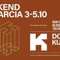 Na ciemnopomarańczowym tle biały napis "Weekend otwarta 3-5.10. Nowy dom kultury na osiedlu antoninek-zieleniec-kobylepole. Chociebora 15, Poznan".