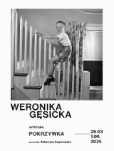 Czarno-biała fotografia - chłopiec zjeżdżający po poręczy. Pod zdjęciem napisy, które informują o wydarzeniu.