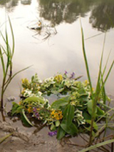 wianek puszczony na wodę