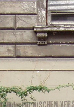 widok elewacji starej kamienicy