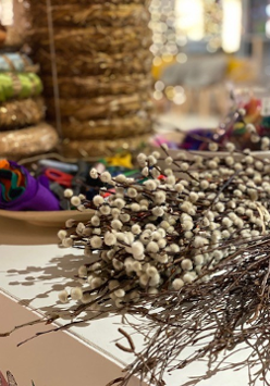 Bazie leżące na stole.