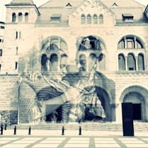 wlepka "Frida Kahlo" na frontonie Zamku