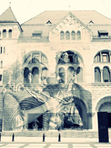 wlepka "Frida Kahlo" na frontonie Zamku