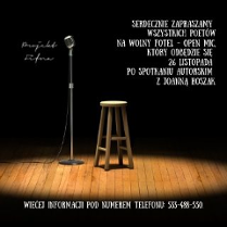 Zdjęcie promuje wydarzenie, na którym poeci mogą zaprezentować własne utwory. Znajdują się na nim mikrofon na statywie oraz taboret, będące jedynym oświetlonym punktem na ciemnym tle.