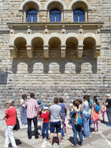 wycieczka przed zamkiem, fot. ckzamek.pl