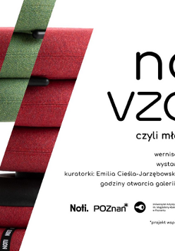 Plakat, reklamujący wystawę Nove Vzory, czyli młody design. Z prawej strony zielone i czerwone poduchy ułożone w stosy, z prawej strony napisy informujące o wydarzeniu.