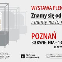 Baner, który promuje wystawę plenerową, pt."Znamy się od dawna i mamy na to papiery". W jednej części rysunek gabloty wystawowej, obok napisy, które informują o wydarzeniu.