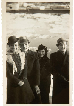 Na zdjęciu pochodzącym z albumu Firy Mełamedzon-Salańskiej znajdują się cztery uśmiechnięte postacie: dwie kobiety i dwóch mężczyzn. Zdjęcie przedwojenne.