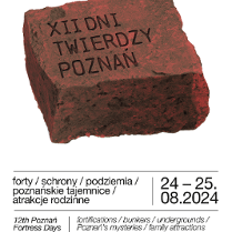 Baner, cegła, na której napisano XII Dni Twierdzy Poznań, obok napisy inormujące o wydarzeniu.