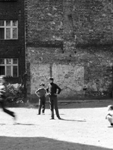 Zabawy na podwórku - fot. Jan Kurek, ze zbiorów: Stowarzyszenie Wirtualny Łazarz