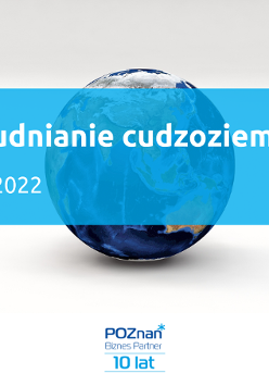 W tle kula ziemska. Na pierwszym planie tytuł szkolenia: Zatrudnianie cudzoziemców, 14.03.2022. Na dole logotyp organizatora: Poznań Biznes Partner.