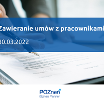 W tle dłoń trzymająca długopis nad umową. Na pierwszym planie tytuł szkolenia: Zawieranie umów z pracownikami, 30.03.2022. Na dole logotyp organizatora: Poznań Biznes Partner.