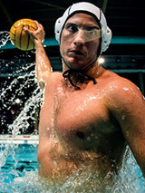 zawodnik waterpolo z piłką