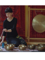 Kobieta w trakcie koncertu na misach