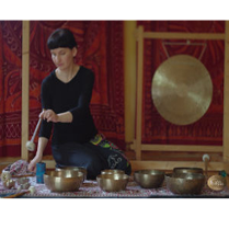 Kobieta w trakcie koncertu na misach