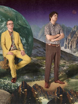 Czlonkowie zespołu na tla gór.