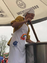 Kucharz gotuje zupę w wielkim garnku