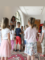 Grupa dzieci i animatorka w bawialni