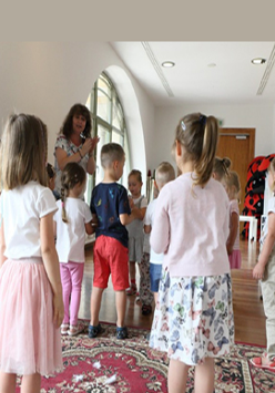 Grupa dzieci i animatorka w bawialni