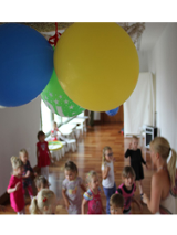 Grupa dzieci i animatorka w bawialni