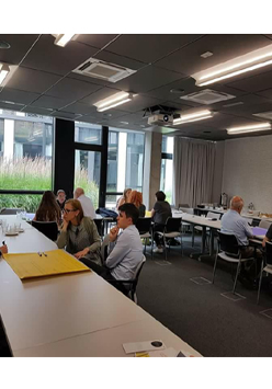 Grupa osób w sali konferencyjnej