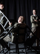 Zdjęcie aktorów w trakcie spektaklu