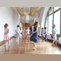 Grupa dzieci i animatorka w bawialni