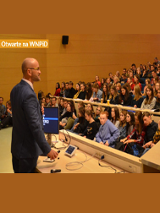 Sala wykładowa, uczestnicy wykładu i prowadzący