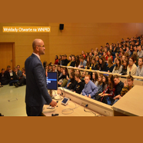 Sala wykładowa, uczestnicy wykładu i prowadzący