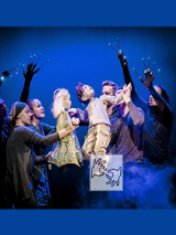 Grupa aktorów w trakcie spektaklu