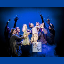 Grupa aktorów w trakcie spektaklu