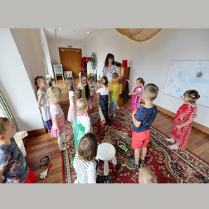 Grupa dzieci i animatorka w bawialni