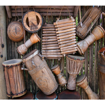 Na zdjęciu drewniane bębny