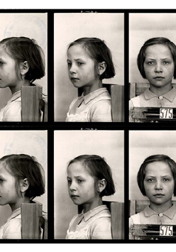 Grafika przedstawia trzy zdjęcia dziewczynki, w różnych pozach.