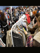 Uczestniczki targów wybierają ubrania