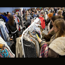 Uczestniczki targów wybierają ubrania