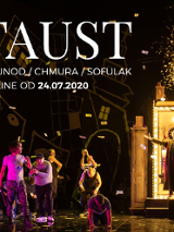 Aktorzy w trakcie spektaklu na scenie, w lewym górnym rogu białe napisy (tytuł "Faust")