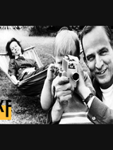 Czarno-białe zdjęcie Ingmara Bergmana, prawdopodobnie z córką i żoną