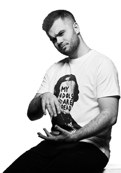 Łukasz Ojdana na czarno-białym zdjęciu.