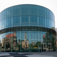 Zdjęcie przedstawia szklaną, zaokrągloną fasadę Auli Nova.