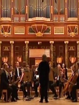 Na zdjęciu zespół muzyczny na scenie w auli UAM. W tle organy.