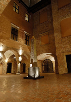 Zdjęcie oświetlonego dziedzińca Muzeum Archeologicznego. W centralnej części obelisk Ramzesa II.