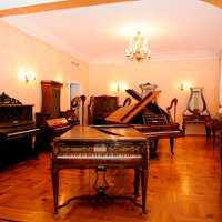 Na zdjęciu wnętrze muzeum. Na pierwszym planie klawesyn. W tle inne instrumenty muzyczne.