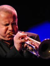 Na zdjęciu Piotr Wojtasik grający na trąbce.