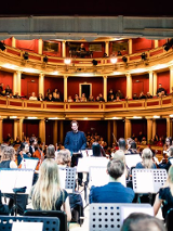 Zdjęcie pokazuje orkiestrę i widownię Teatru Nowego. Zdjęcie zrobione z ostatniego rzędu w orkiestrze.