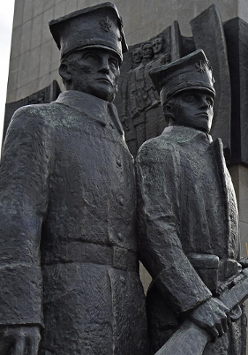 Na zdjęciu fragment pomnika Powstańców Wielkopolskich w Poznaniu przedstawiający dwie postaci powstańców.