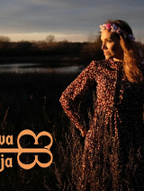 Na zdjęciu kobieta z wiankiem na głowie na tle zarośniętego jeziorka. Po lewej stronie napis Ewa i ja.