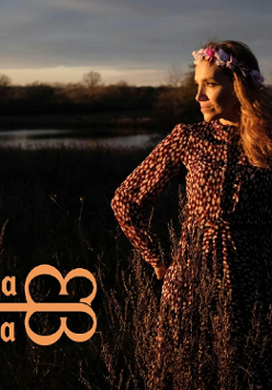 Na zdjęciu kobieta z wiankiem na głowie na tle zarośniętego jeziorka. Po lewej stronie napis Ewa i ja.