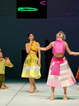 Artyści w trakcie spektaklu na scenie.