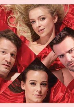 Na czerwonym tle twarze dwóch kobiet i dwóch mężczyzn - aktorów grających w przedstawieniu.